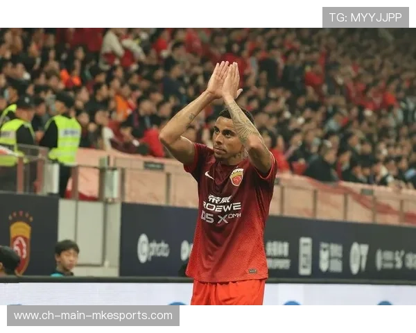 河南队古斯塔沃禁区前沿拉弓，远射直挂上角