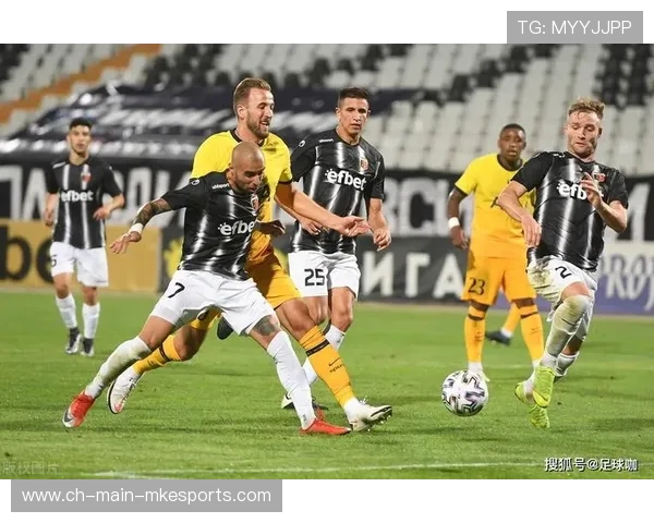 球员家属卷入转会争议，俱乐部公关受考验